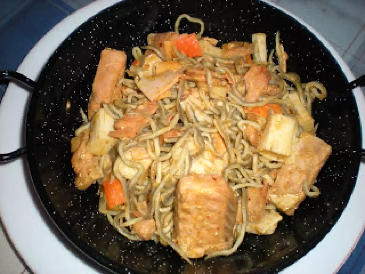 Sartén de salmón con gulas