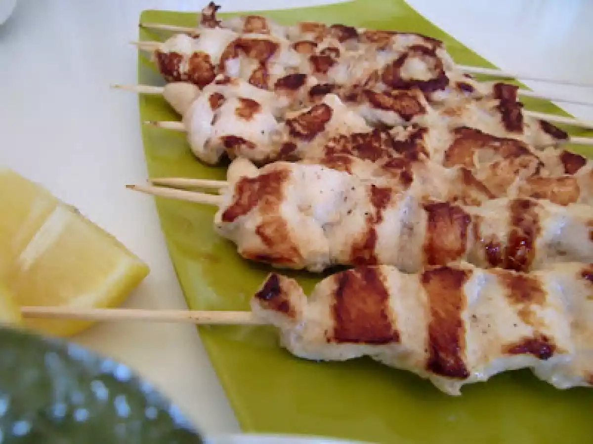 Satay de pollo con salsa de cacahuetes