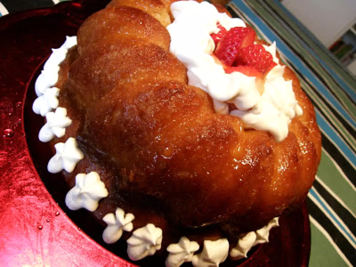 Savarín de coco con fresas y nata - foto 2