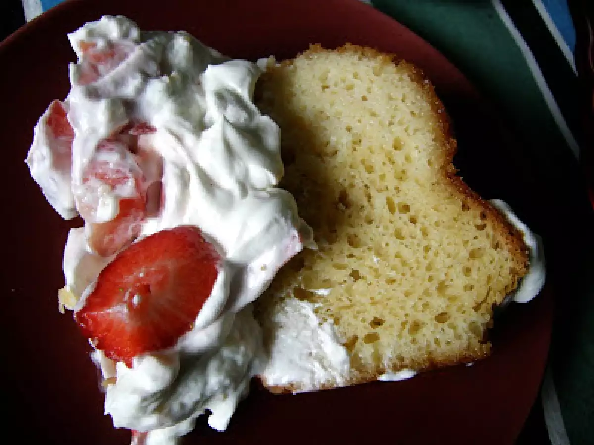Savarín de coco con fresas y nata - foto 3
