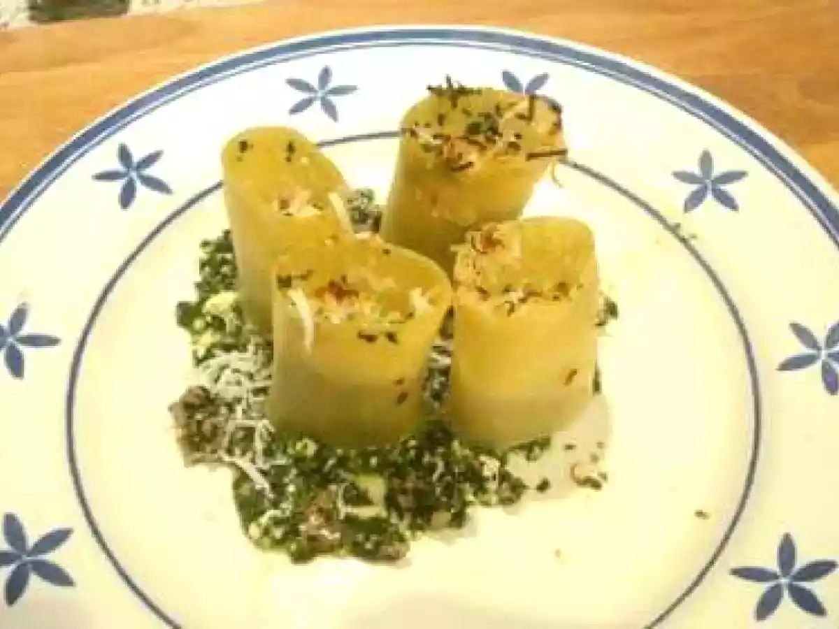 Schiaffoni ripieni di ricotta, spinaci e salsiccia (Pasta Schiaffoni rellena de ricotta, espin