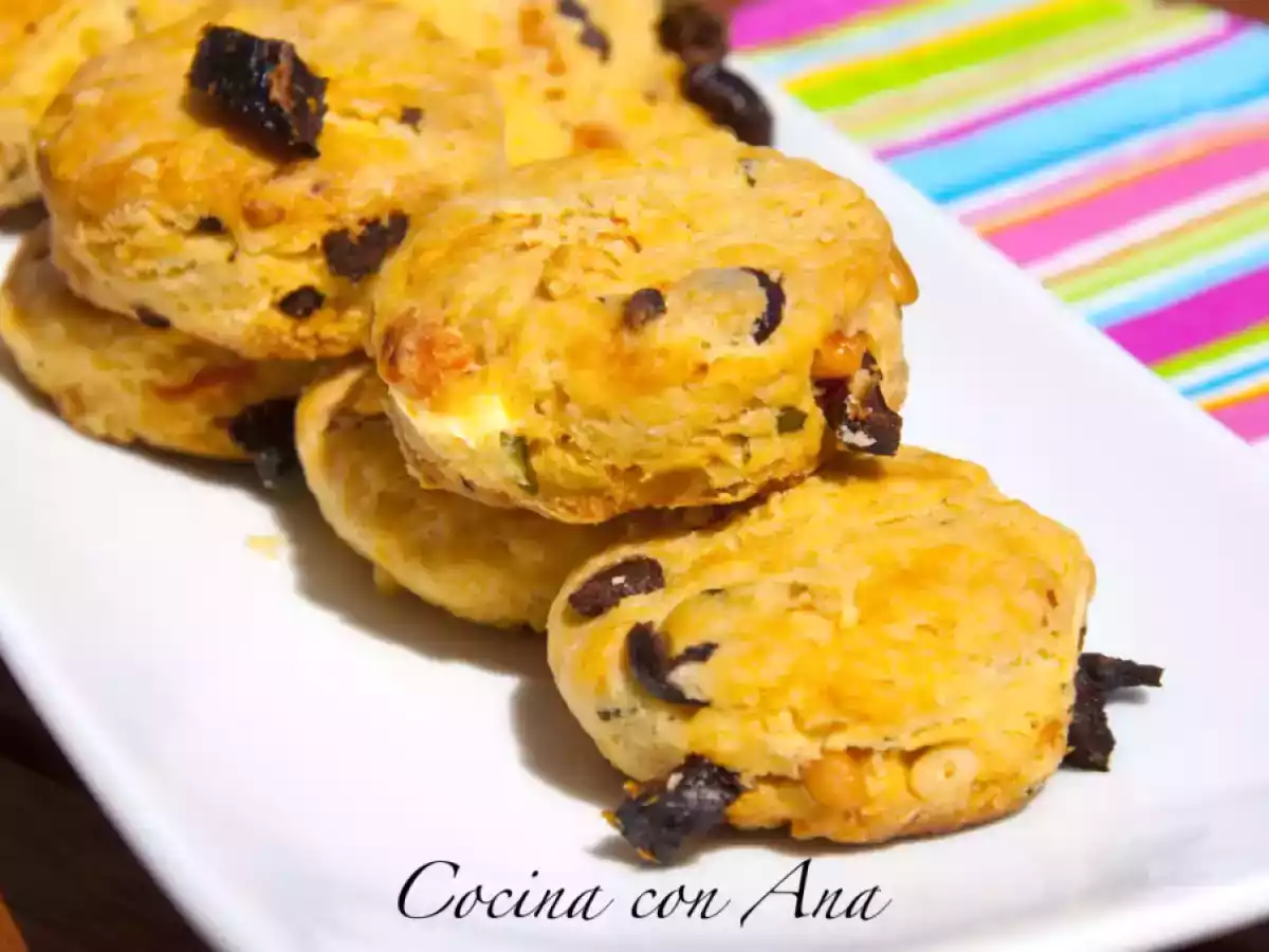 SCONES DE PIÑONES, ALBAHACA, TOMATE SECO Y ACEITUNAS NEGRAS