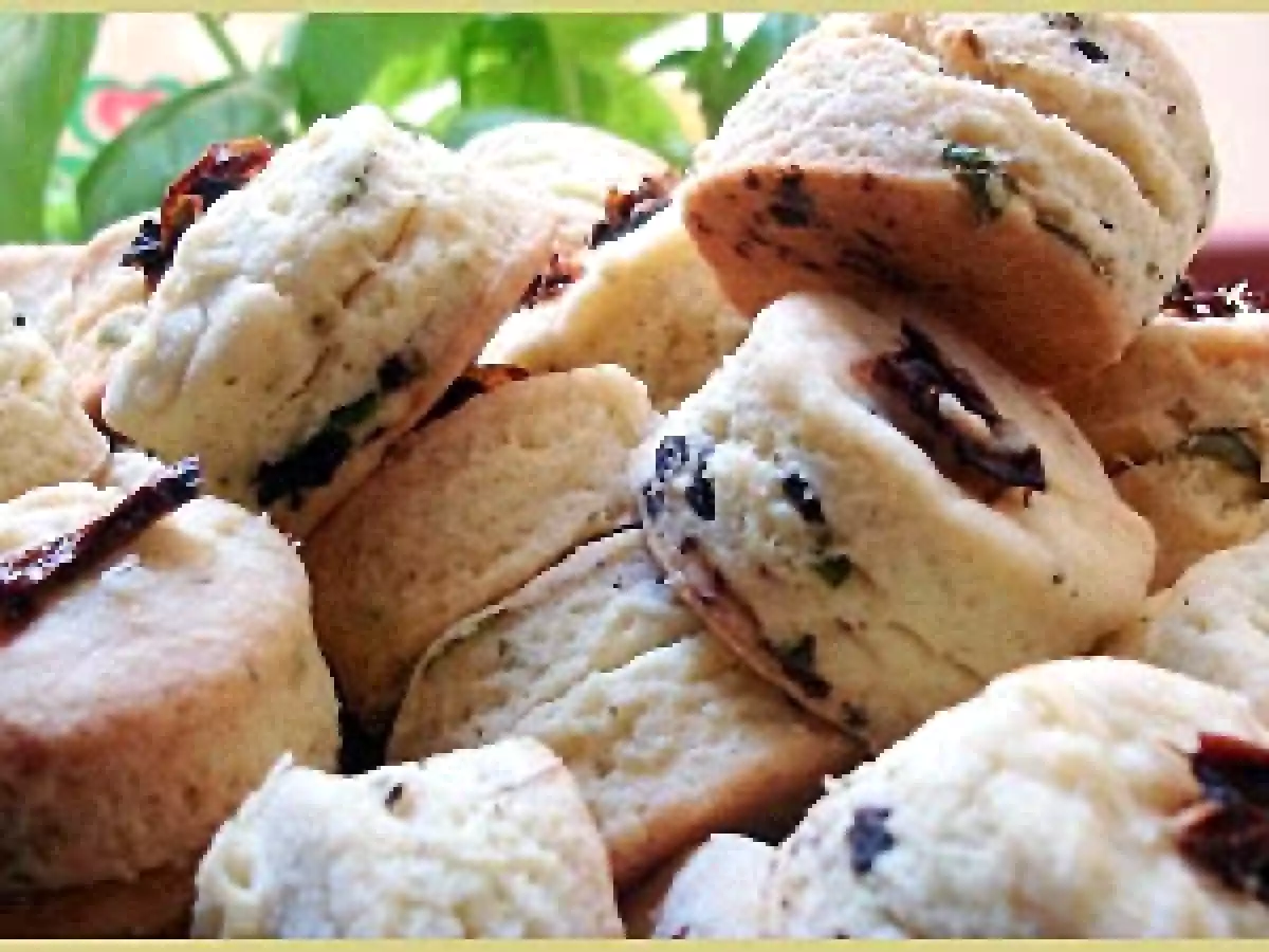 SCONS DE ACEITUNAS NEGRAS, ALBAHACA Y TOMATES SECOS