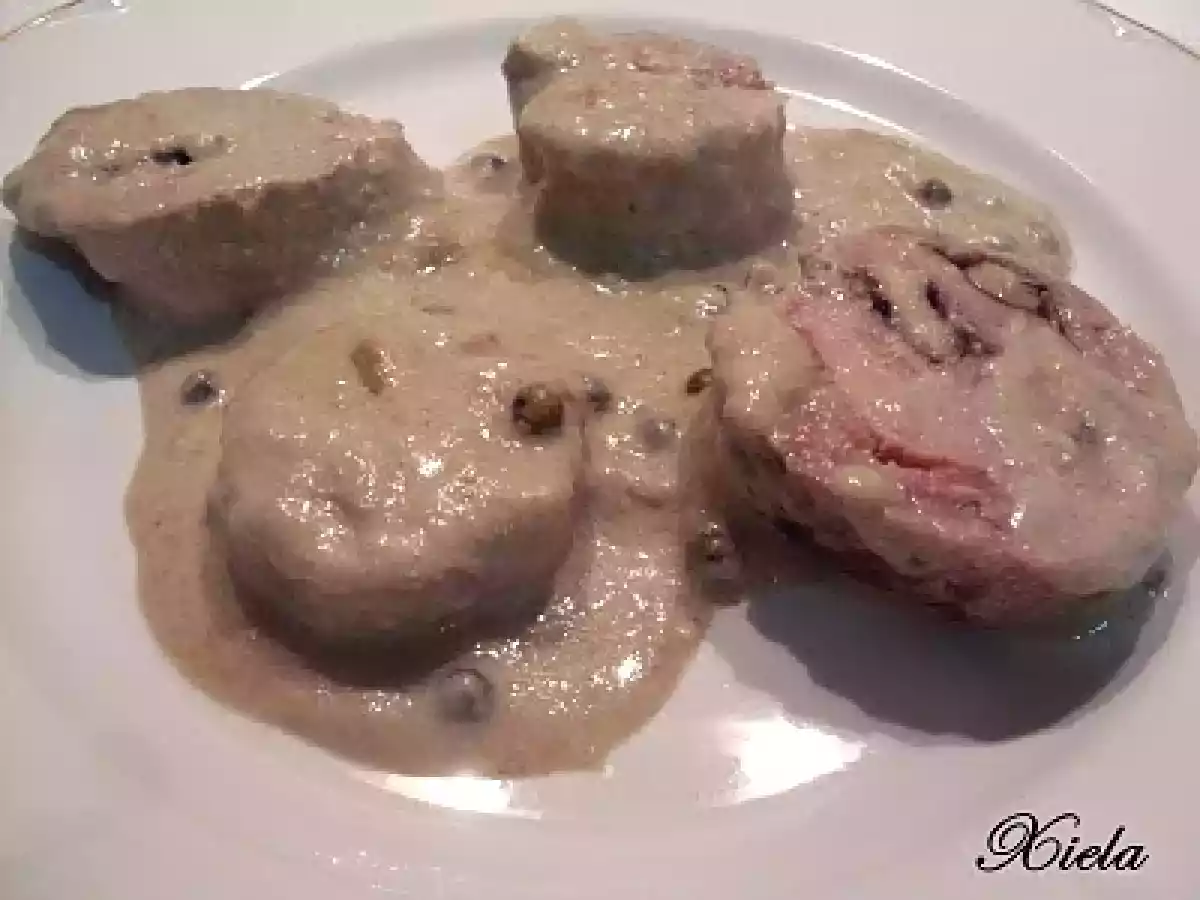 Secreto de cerdo relleno de beicon y nueces con salsa a la pimienta verde.