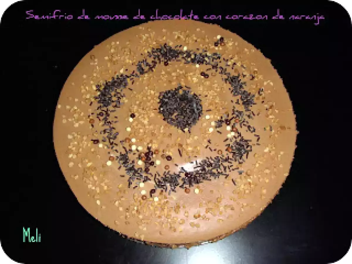 Semifrio de mousse de chocolate con corazon de naranja