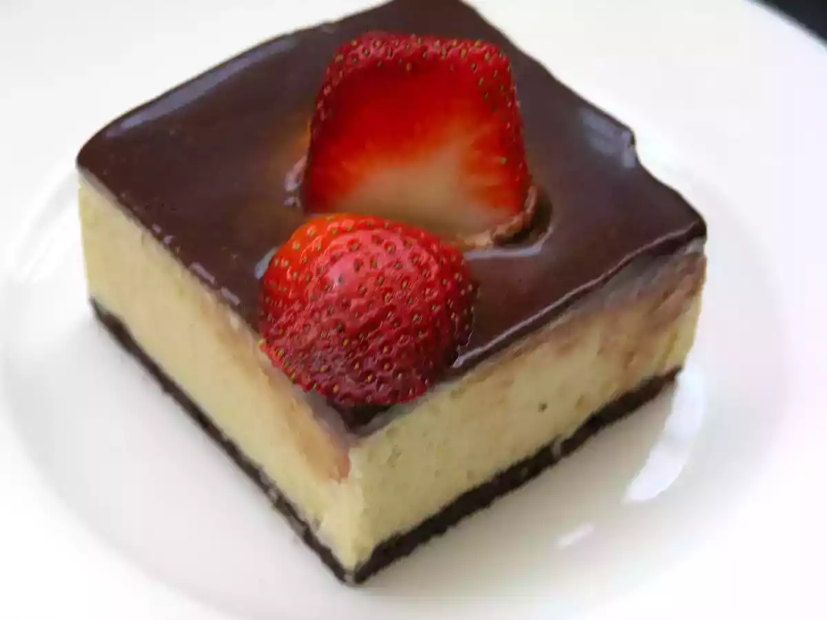 Semifrio de yogur, mango y biscuit de cacao