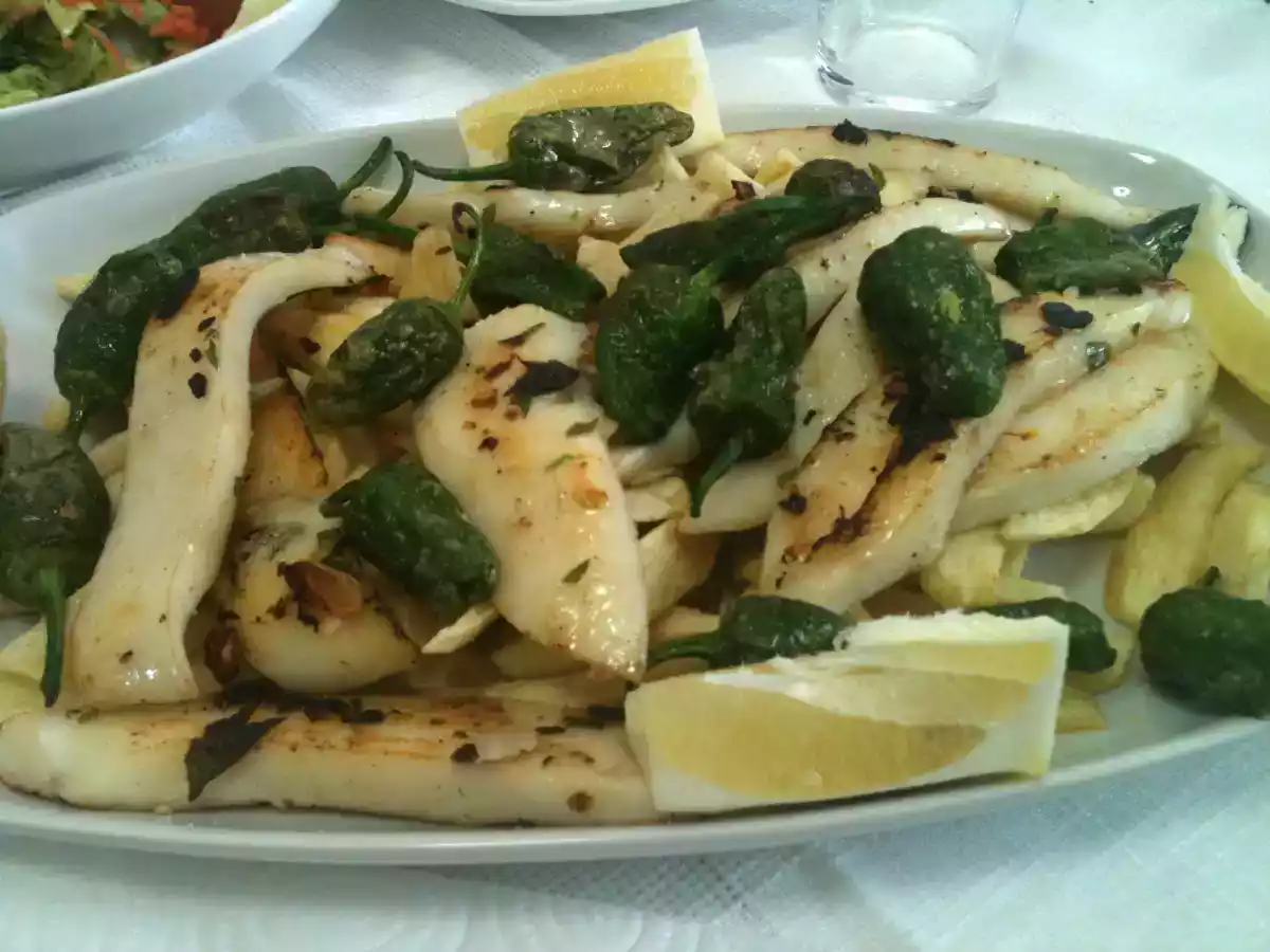 Sepia a la plancha con pimientos de Padron