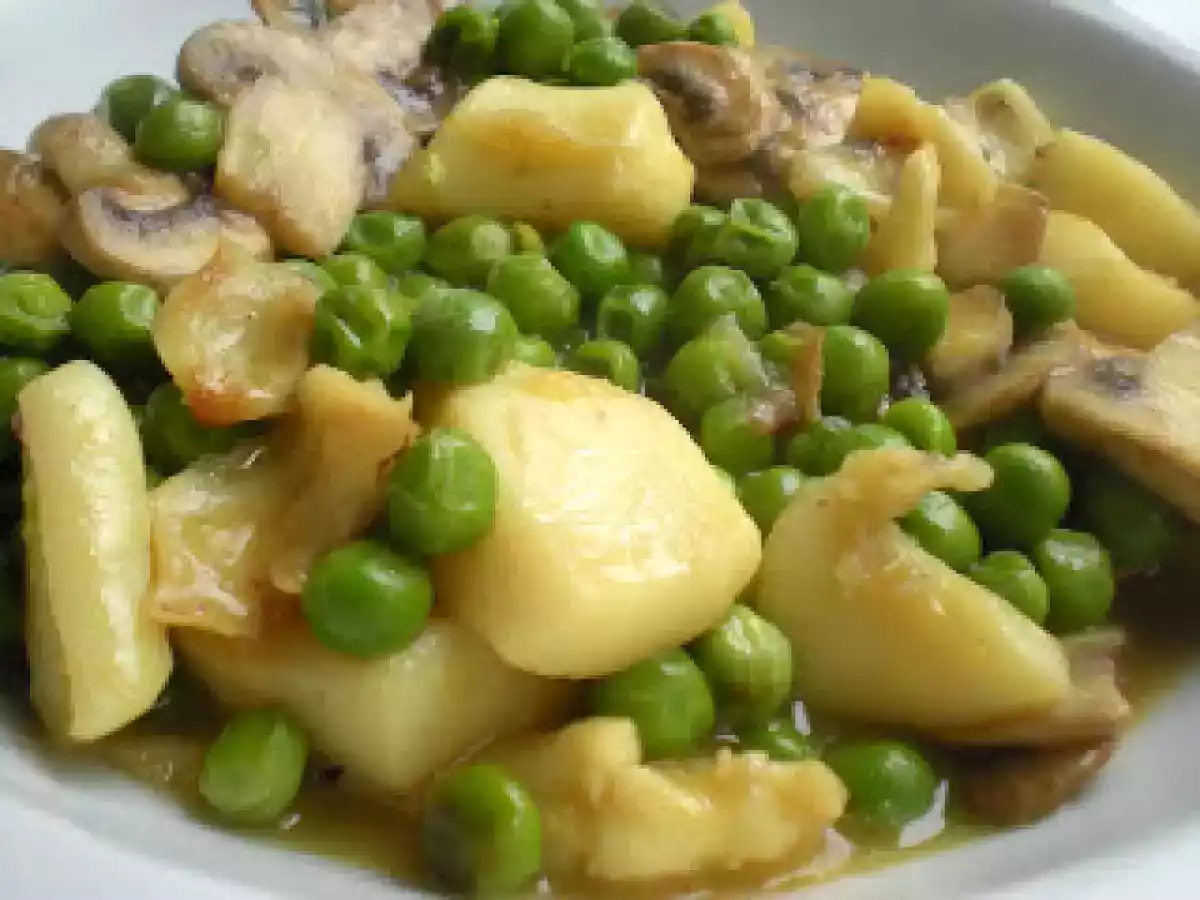 Sepia con guisantes y champiñones.