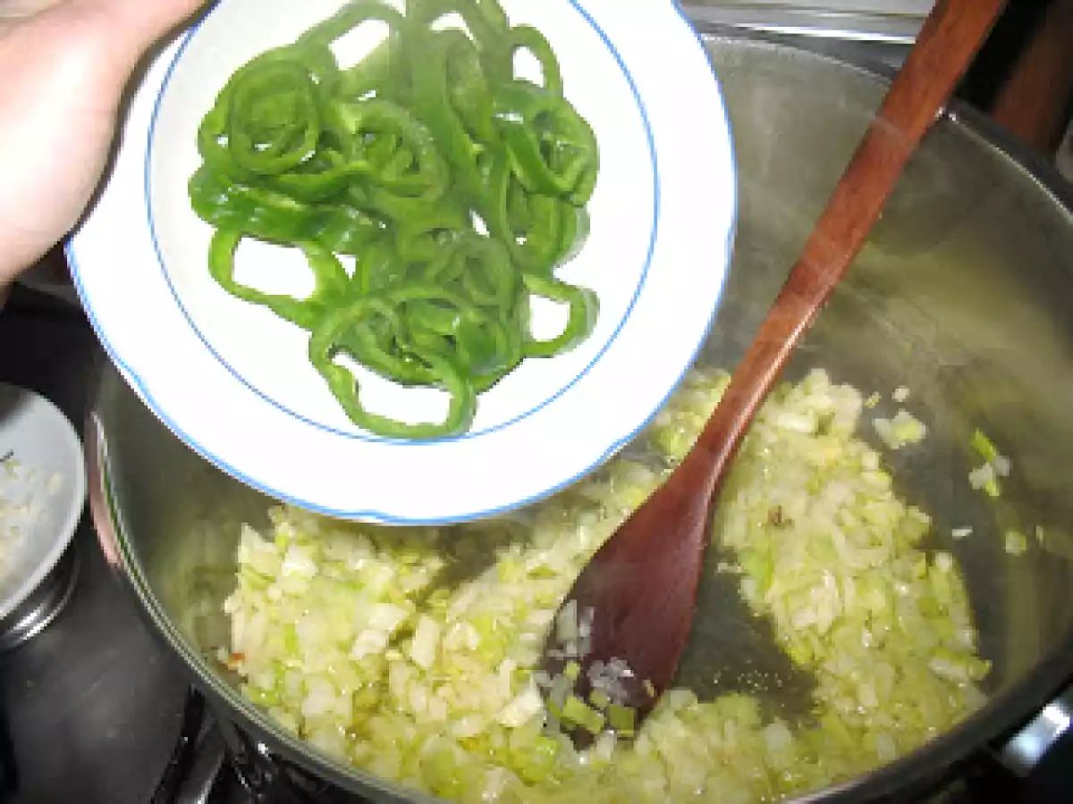 Sepia guisada con patatas - foto 12