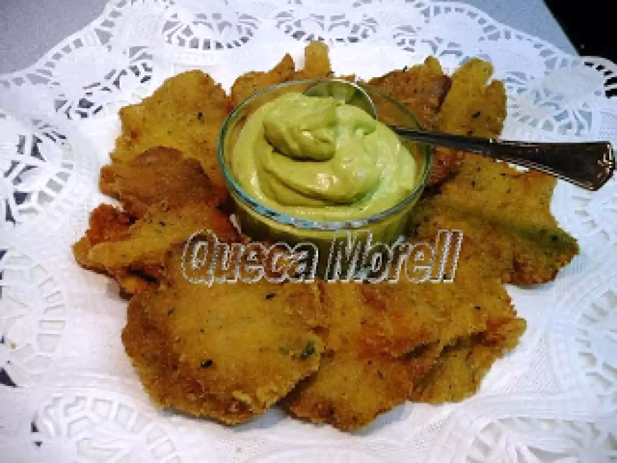 SETAS EMPANADAS CON SALSA DE AGUACATE.