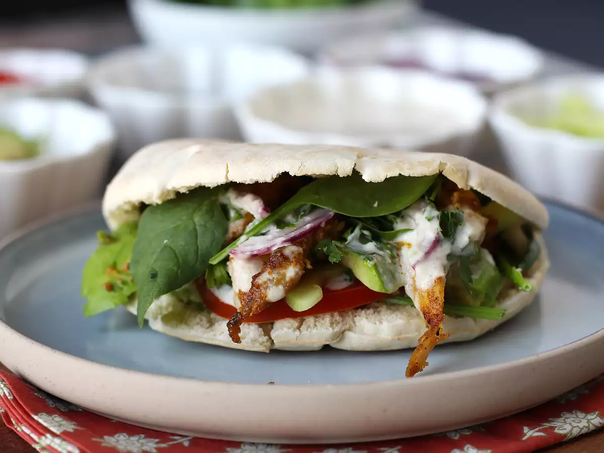 Shawarma de pollo en freidora de aire con pan de pita y salsa de tahini - foto 2