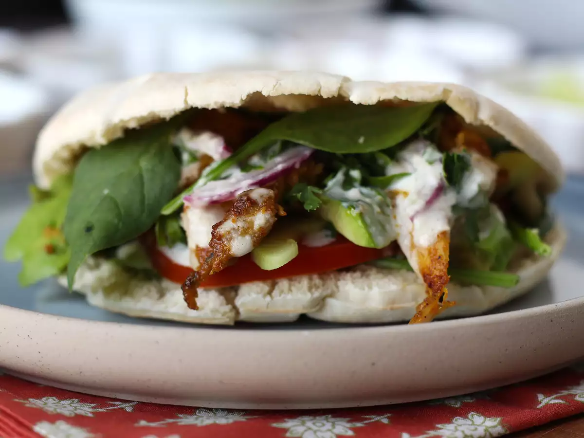 Shawarma de pollo en freidora de aire con pan de pita y salsa de tahini - foto 3