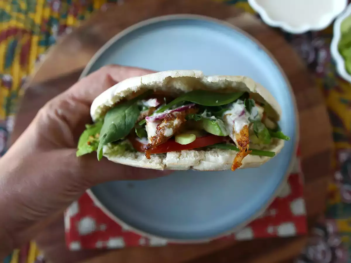 Shawarma de pollo en freidora de aire con pan de pita y salsa de tahini - foto 4