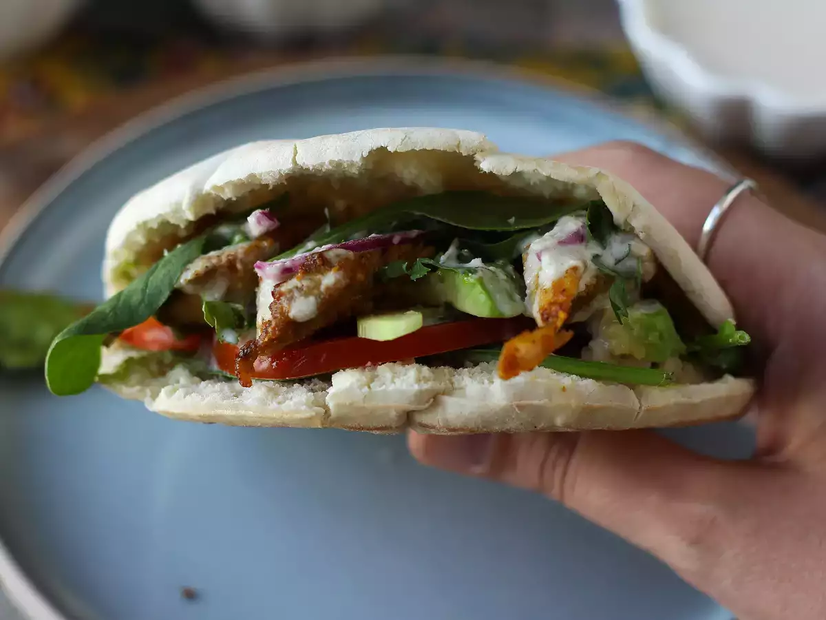 Shawarma de pollo en freidora de aire con pan de pita y salsa de tahini - foto 5