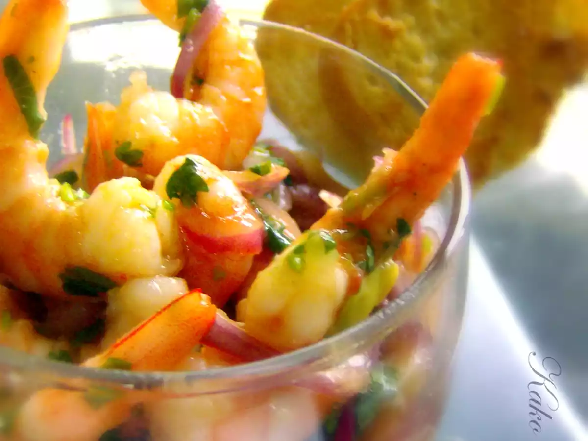 Sinfonía de camarones en salsa cóctel