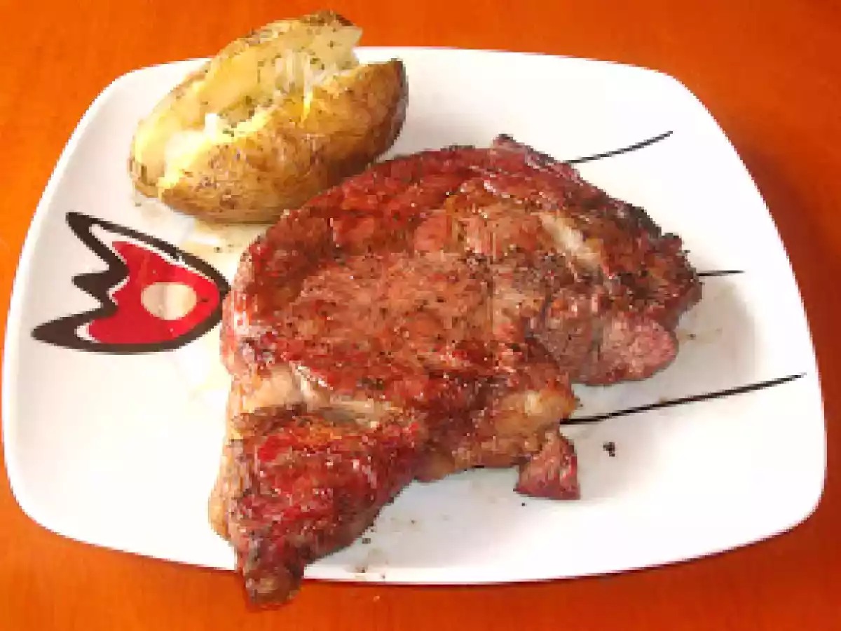 Sirloin steak en gravy de vino tinto.