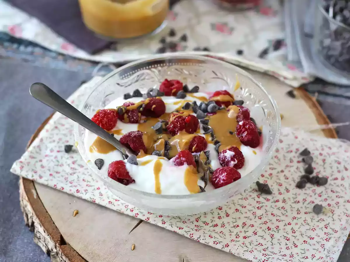 Skyr Bowl con frutos rojos, mantequilla de cacahuete y chocolate