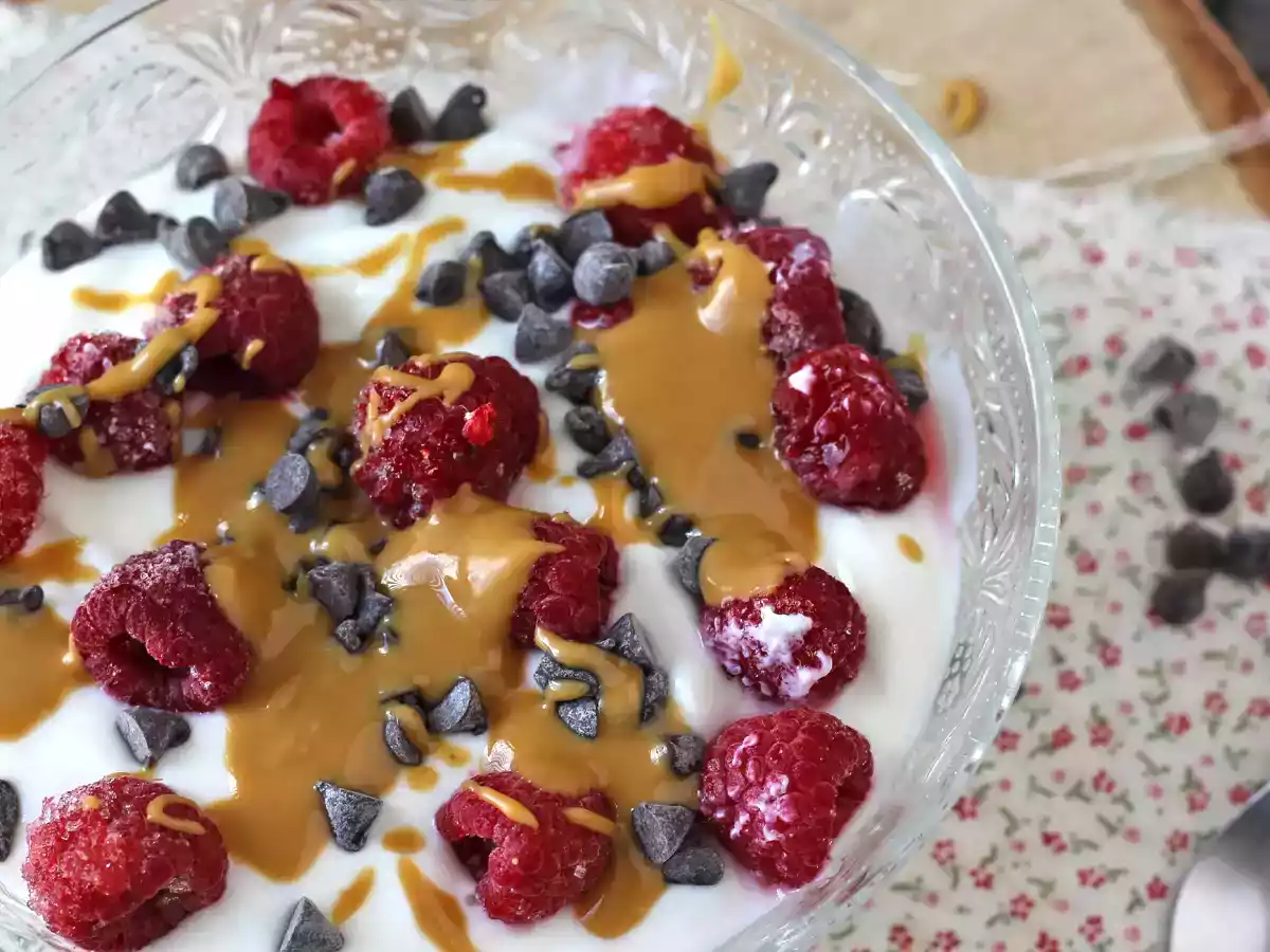 Skyr Bowl con frutos rojos, mantequilla de cacahuete y chocolate - foto 2