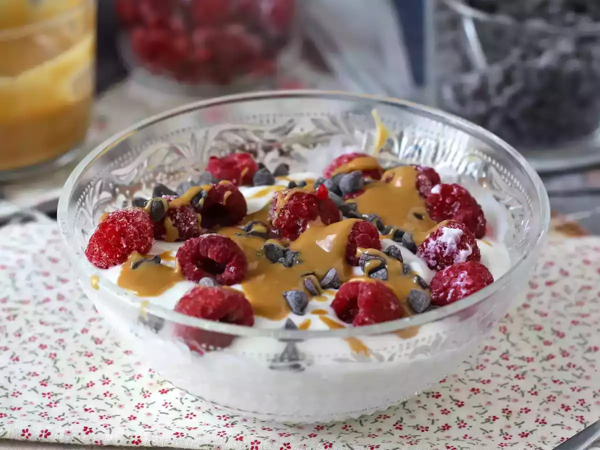 Skyr Bowl con frutos rojos, mantequilla de cacahuete y chocolate - foto 3
