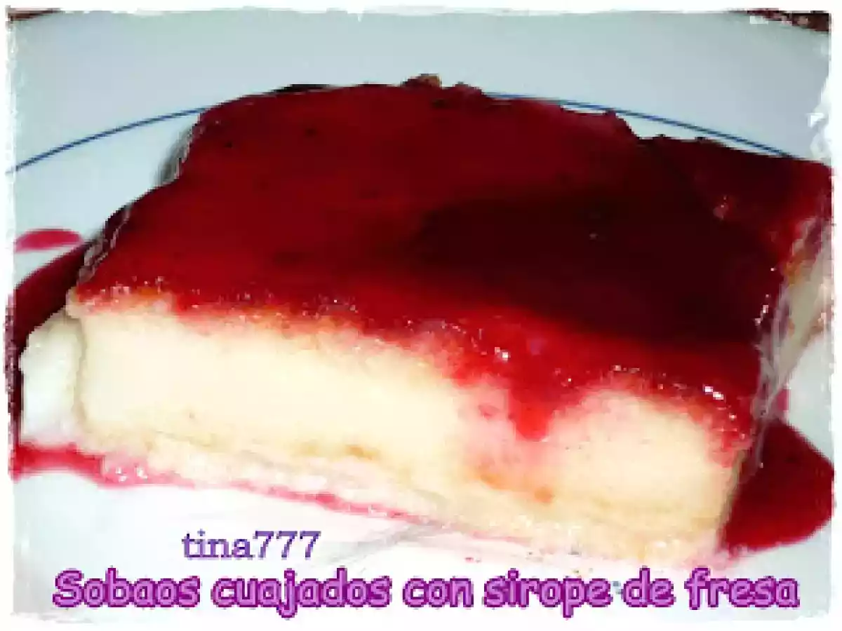 Sobaos cuajados con sirope de fresa