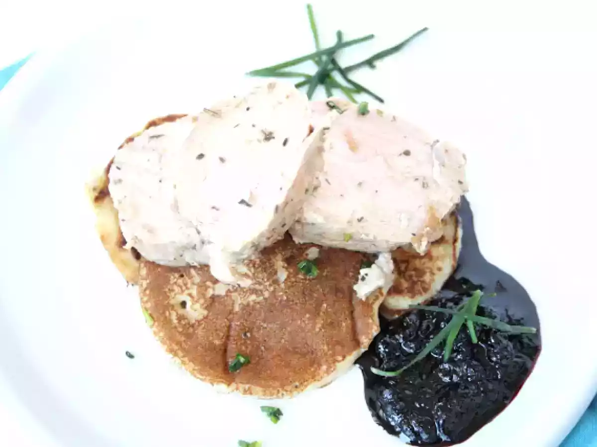 SOLOMILLO CON BLINIS DE MANZANA Y SALSA DE ARÁNDANOS