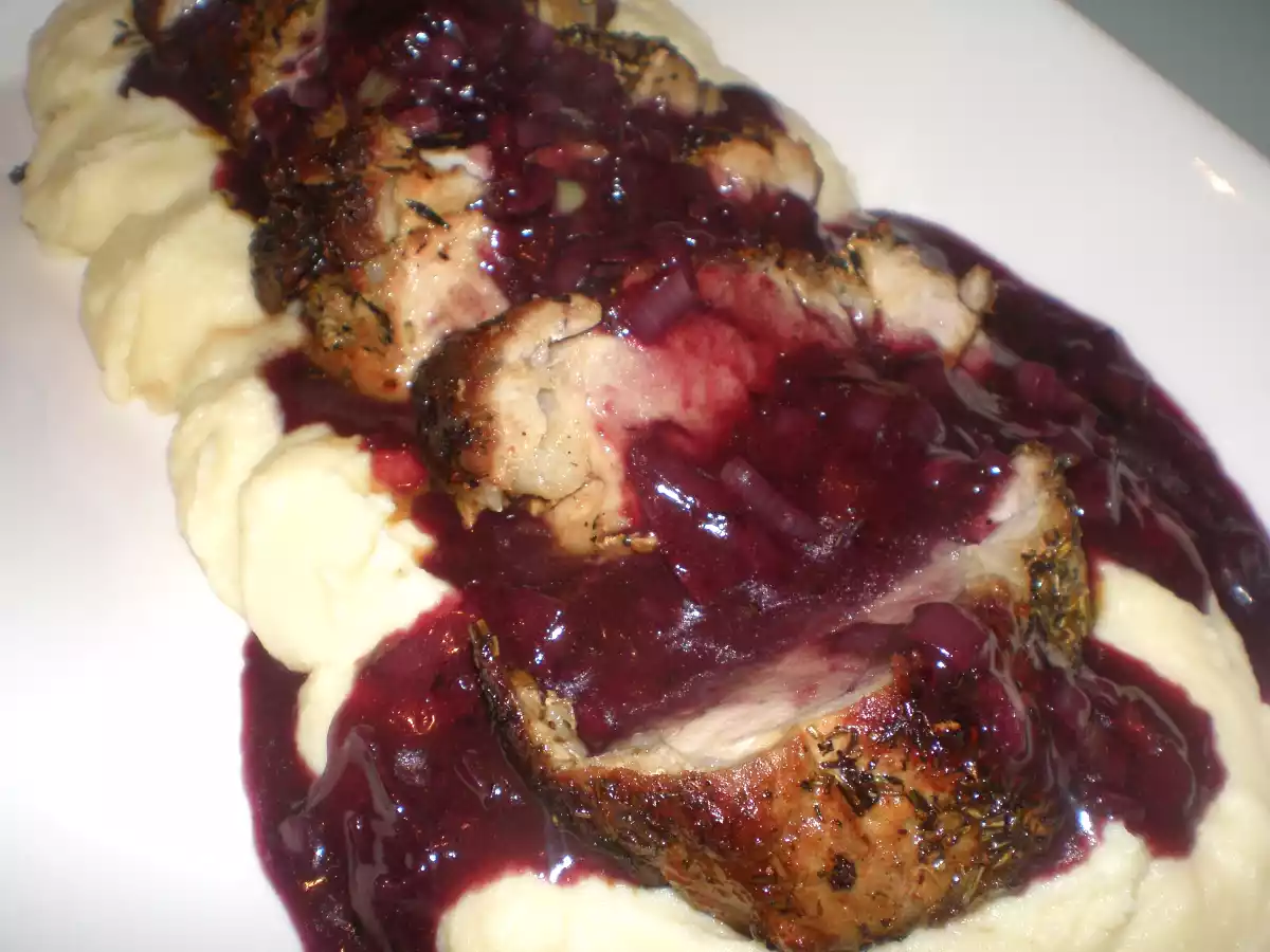 Solomillo con romero y tomillo en salsa de vino tinto.