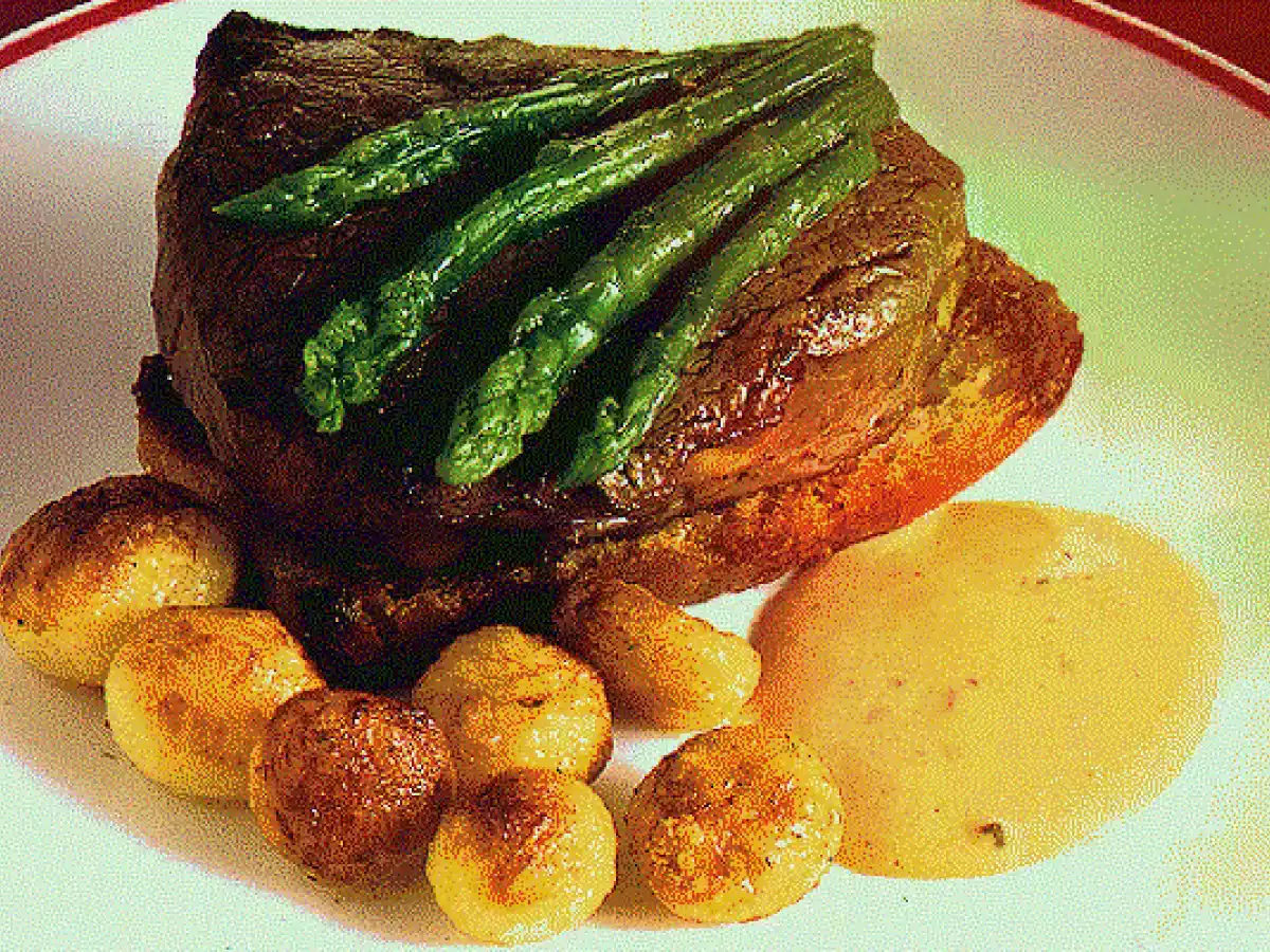 Solomillo de buey con espárragos trigueros al jengibre