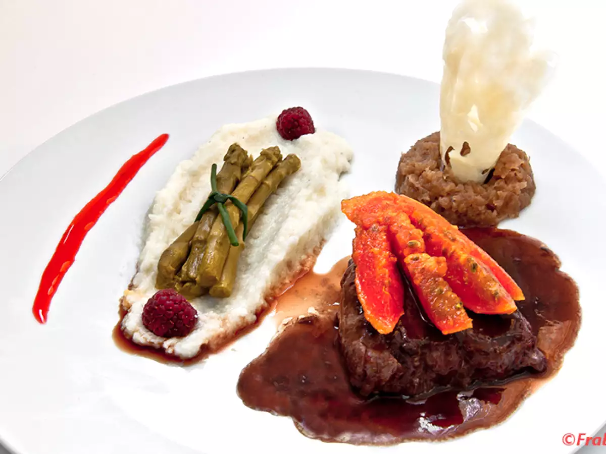 Solomillo de buey con higos chumbos sobre cama de polenta y cebolla caramelizada