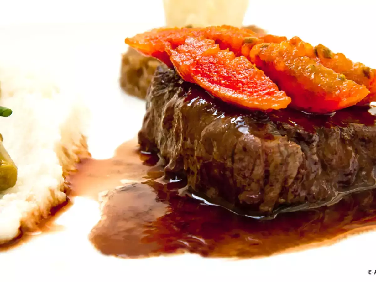 Solomillo de buey con higos chumbos sobre cama de polenta y cebolla caramelizada - foto 2