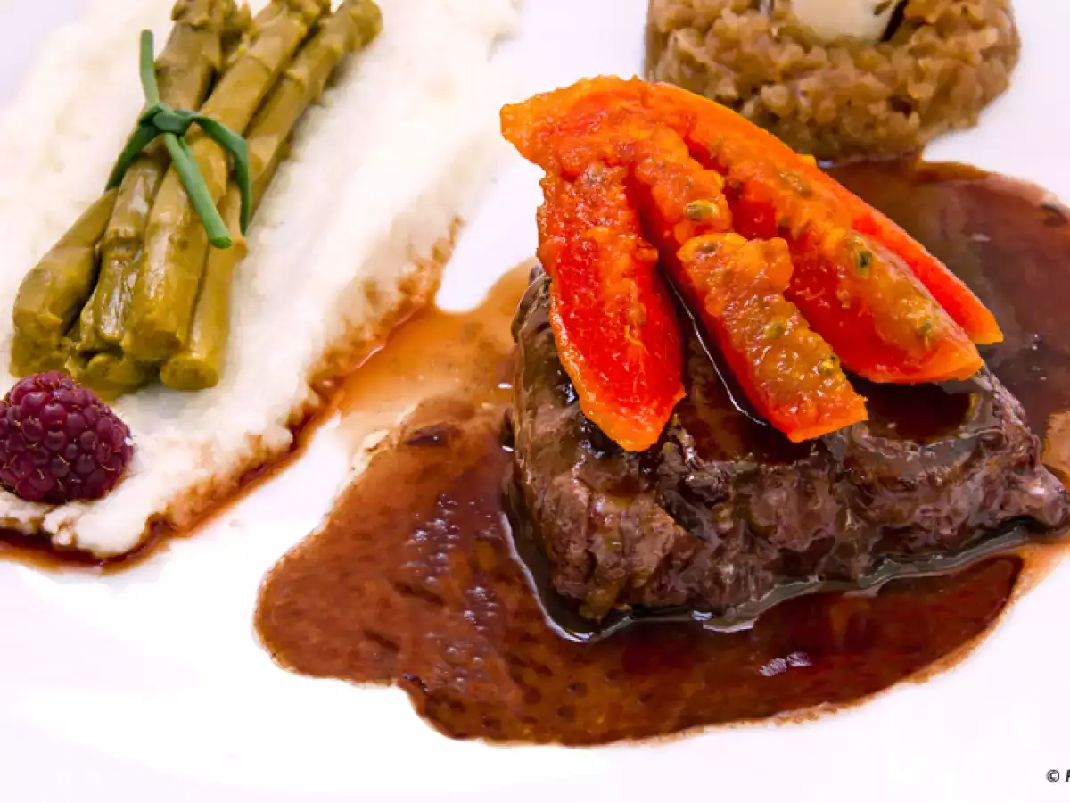 Solomillo de buey con higos chumbos sobre cama de polenta y cebolla caramelizada - foto 3