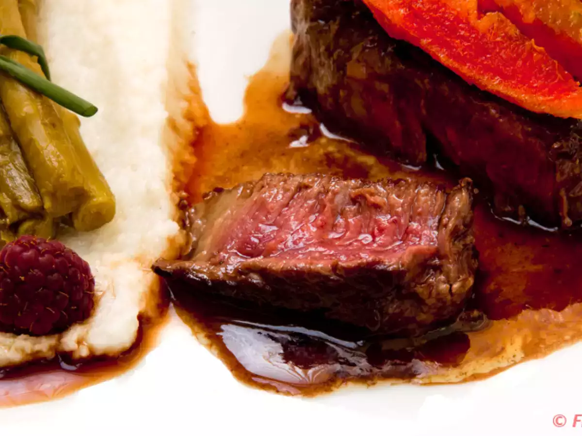 Solomillo de buey con higos chumbos sobre cama de polenta y cebolla caramelizada - foto 4