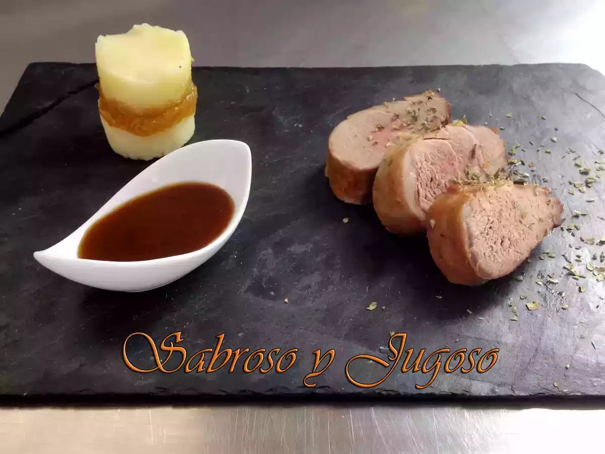 Solomillo de cerdo a la miel y mostaza con milhoja de patata y cebolla caramelizada