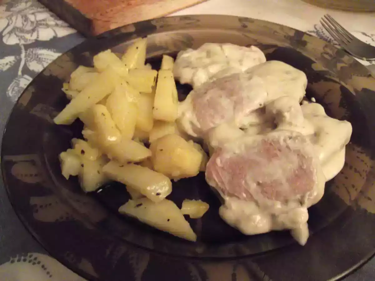 Solomillo de cerdo al cabrales con patatas al horno