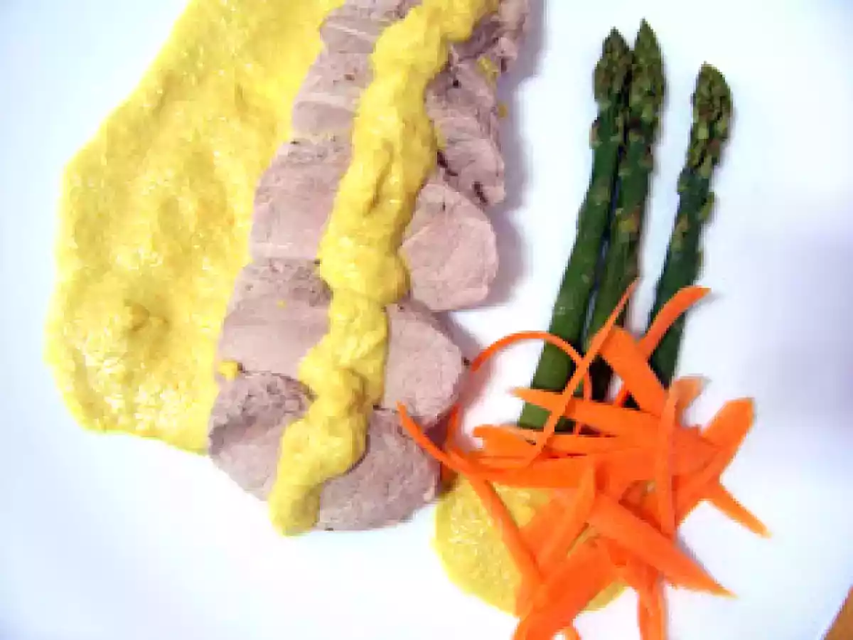 Solomillo de cerdo con hiervas a la sal acompañado de salsa para carne