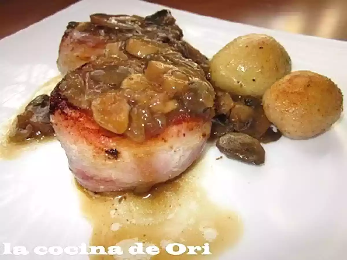 Solomillo de cerdo con salsa de champiñon y patatas parisinas
