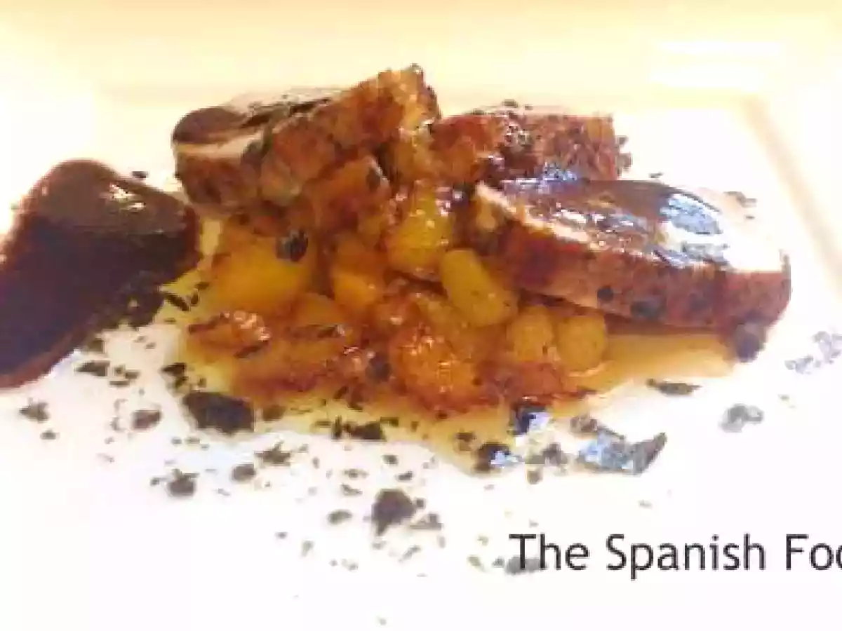 Solomillo de cerdo con salsa de oporto y melocotones salteados