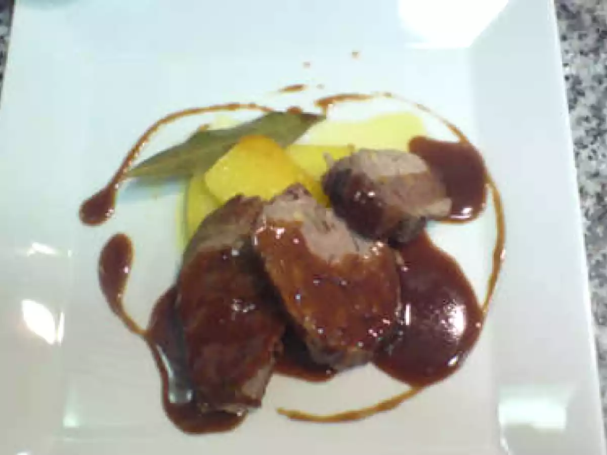 Solomillo de Cerdo Ibérico relleno de Frutos Secos, Patatas conf