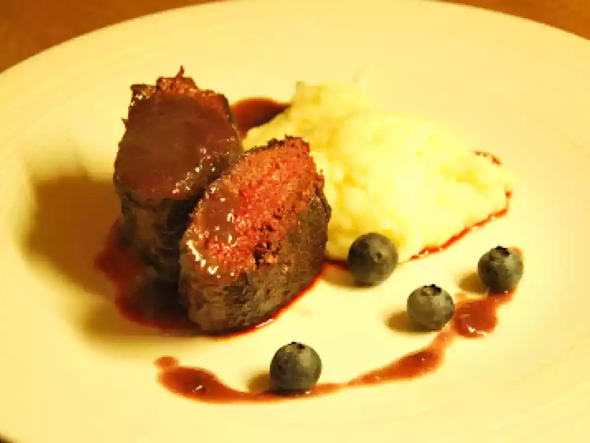 Solomillo de reno con salsa de arándanos