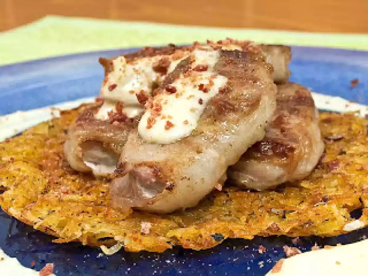 Solomillo Envuelto en Tocino Ibérico, Sobre Torta de Patatas Paja con Salsa