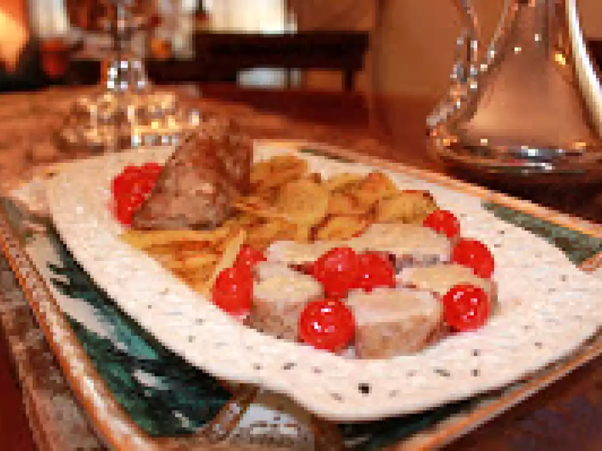 SOLOMILLO IBÉRICO CON SALSA DE TORTA DEL CASAR Y GUAR NICIÓN DE PATATAS PANADERAS