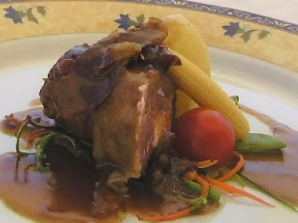 Solomillo ibérico relleno de queso de cabra y salsa de jerez a la albahaca