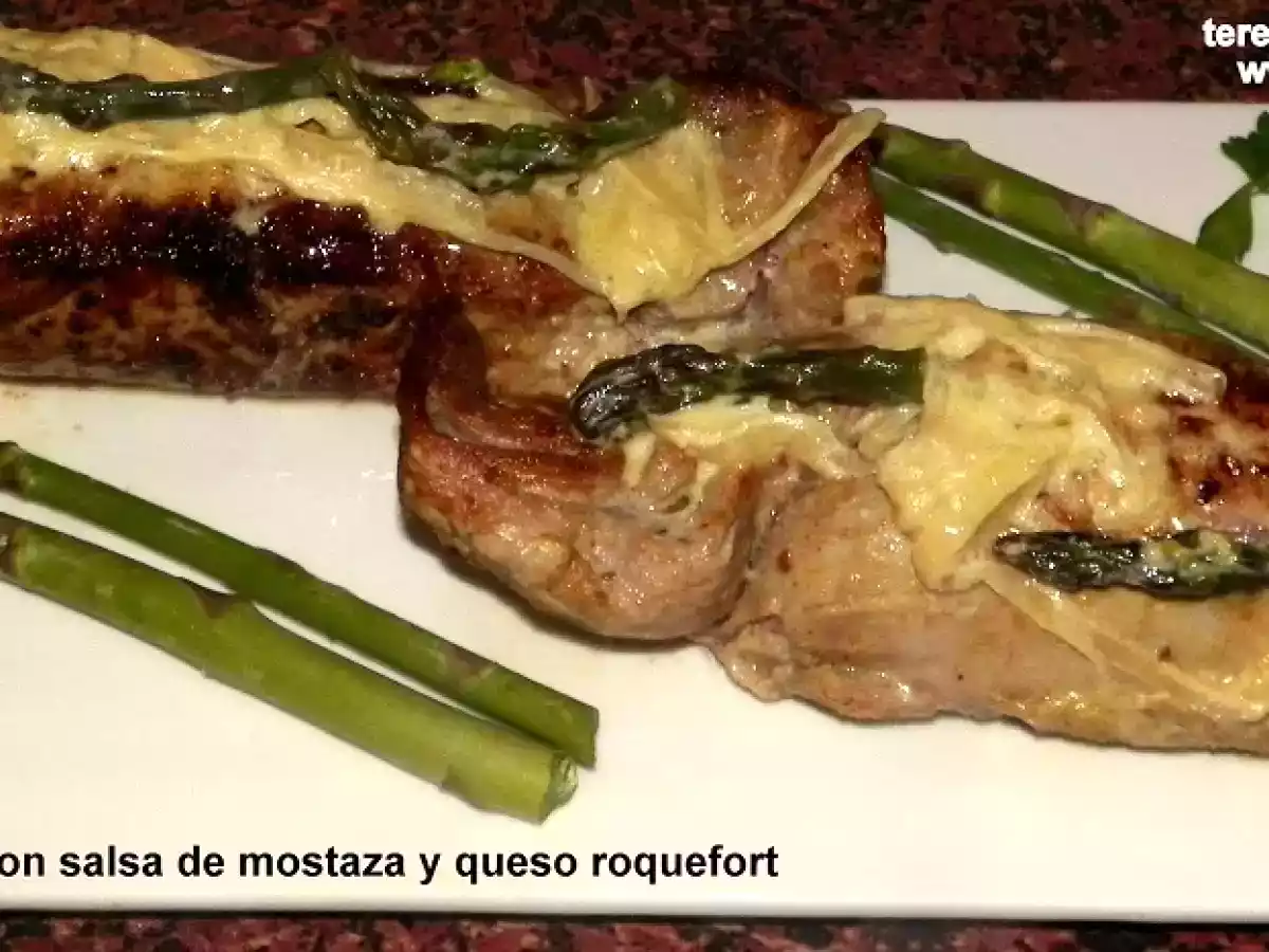 Solomillo (lomito) de cerdo con salsa de mostaza, espárragos y queso roquefort: