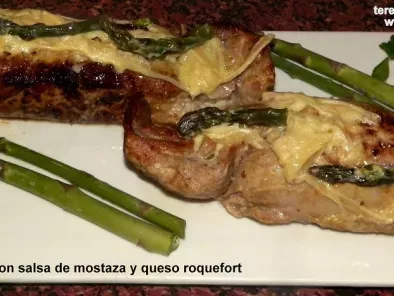 Solomillo (lomito) de cerdo con salsa de mostaza, espárragos y queso roquefort: