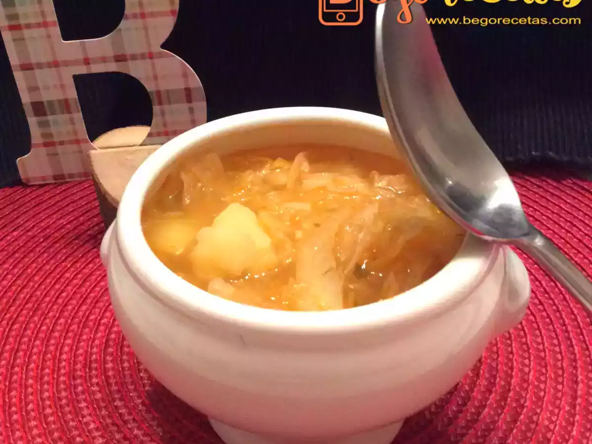 Sopa armenia de repollo y patatas
