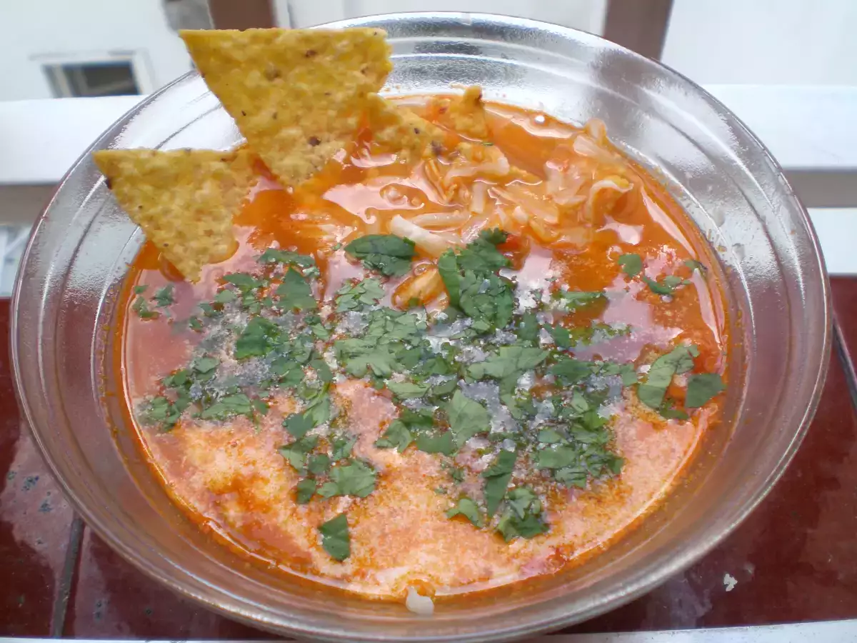 Sopa azteca tradicional mejicana