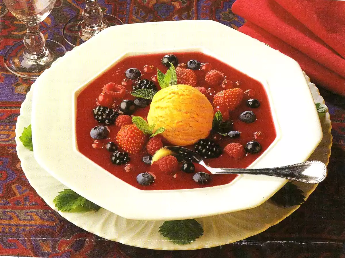 Sopa con frutas de bosque