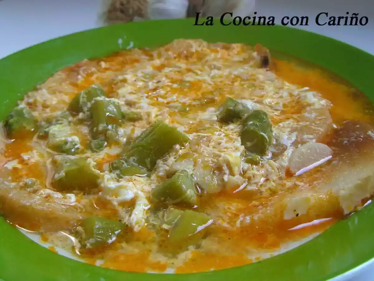 Sopa de Ajo con Espárragos Verdes