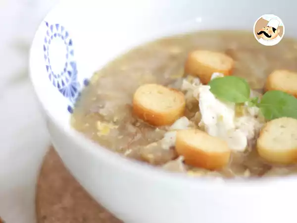 Sopa de ajo y huevo, el entrante perfecto-image