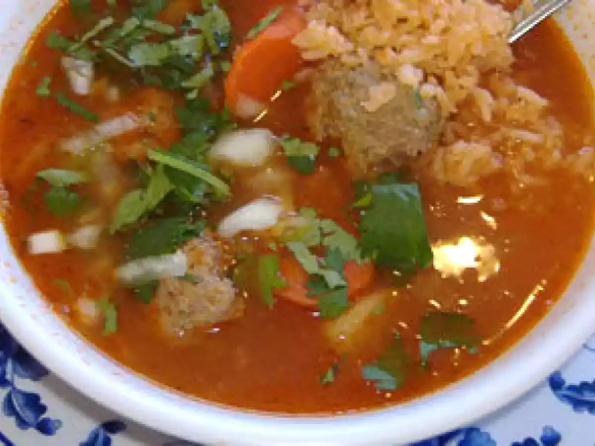 Sopa de albondigas con albahaca