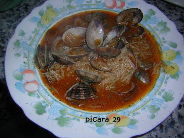 Sopa de almejas y fideos